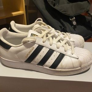 Women’s Adidas superstars US size 7